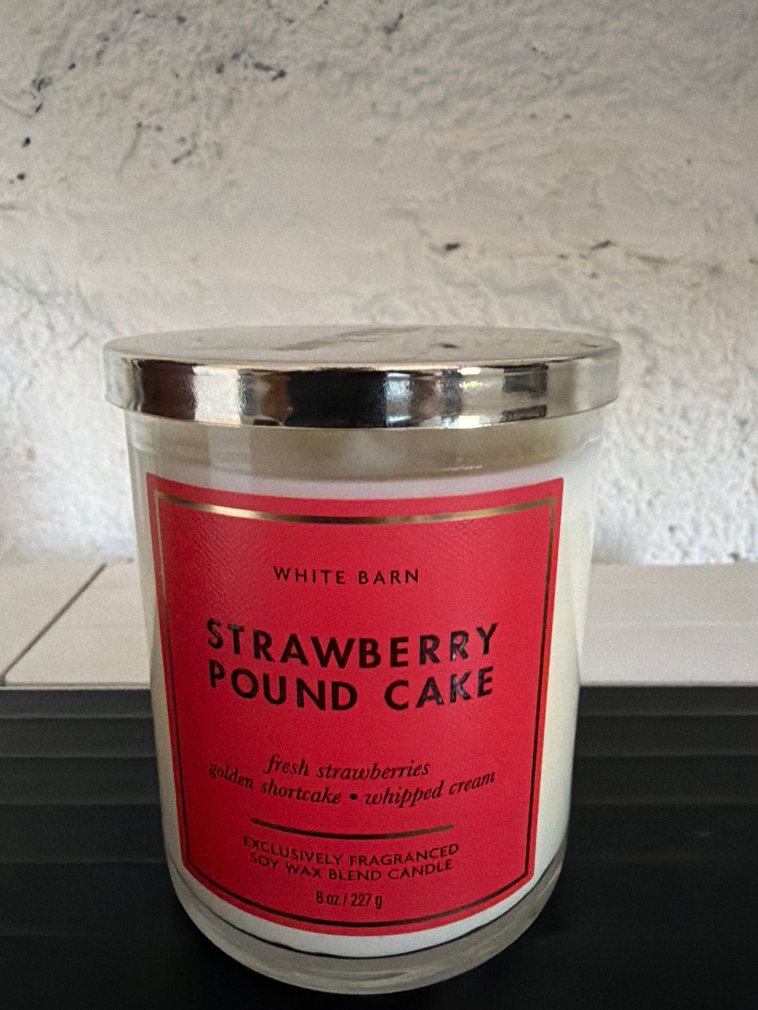 Vela Aromática White Barn - Strawberry Pound Cake (227 g / 8 oz) 🍓✨ bath&body works